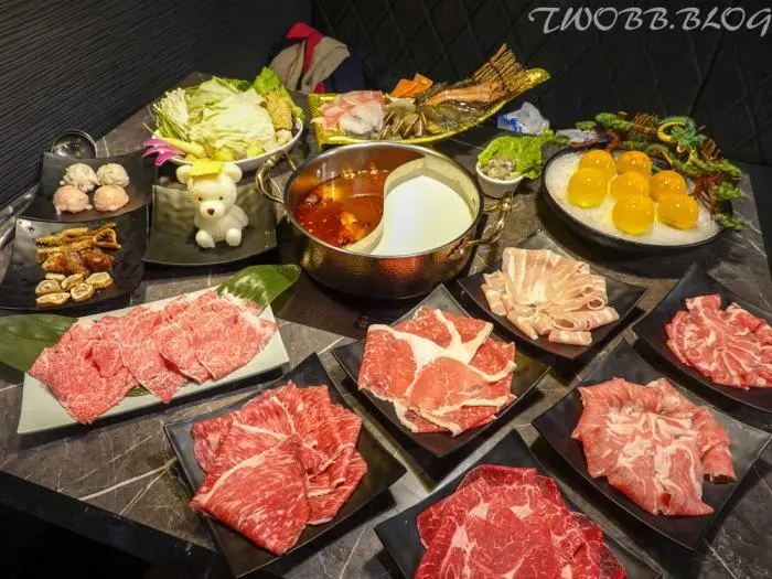 台北美食｜心心麻辣鍋-大橋頭店》大橋頭麻辣火鍋吃到飽，提供頂級和牛、伊比利豬及天使蝦等高級食材，還有自助吧、甜食吃到飽，加上超有特色七龍珠膠原蛋白凍，味覺視覺一併滿足。 - 1個媽咪2個寶