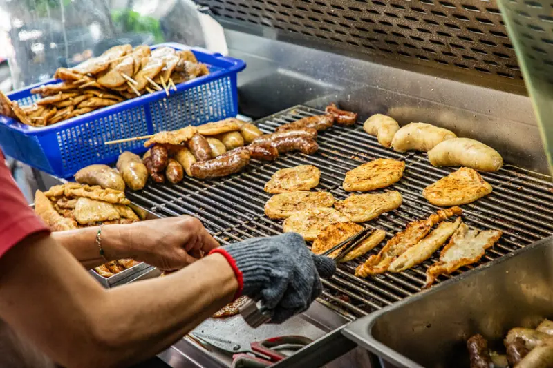高雄市鳳山區三輪的店｜萬人朝聖！傳承三代超過五十年炭烤黑輪老店，必點烤黑輪、烤香酥大腸