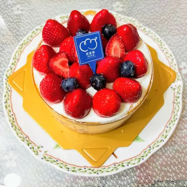 「創盛號烘焙本舖」北投石牌店 --- 新鮮當令草莓藍莓滿綴，6吋「經典芙蓮水果蛋糕」清香好可口!