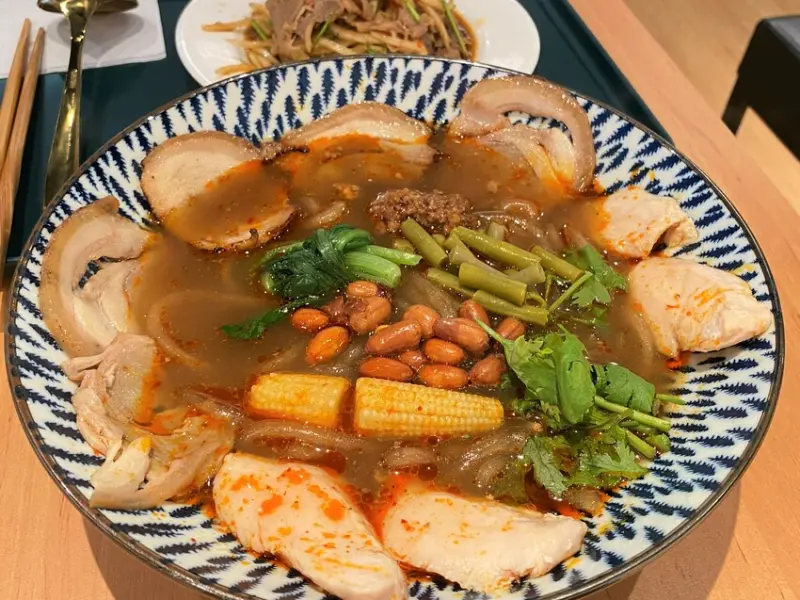 【台北 酸辣粉】嗜鼎酸辣粉，吸溜與啜飲並用才能體會這一碗的重慶老鄉味