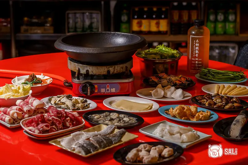 食藝石頭火鍋-工學店｜南區美食，台中傳統石頭火鍋推薦，黑麻油爆香湯頭最對味