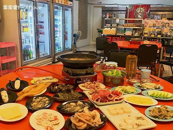 台中南區美食-食藝石頭火鍋工學店 濃郁甘醇的黃金湯頭 豐富的火鍋配料 服務好又澎派