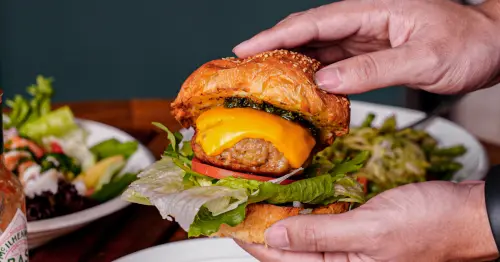 漢堡控快開吃！台中早午餐店，手作松子青醬加上厚切手打豬肉排，忍不住一口接著一口吃！