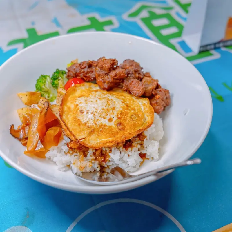 多國結合的高CP值創意料理，印度版唐揚雞配上台式滷肉飯，及偏甜的香濃咖哩 | 【台北 信義區】俠嗑Shock