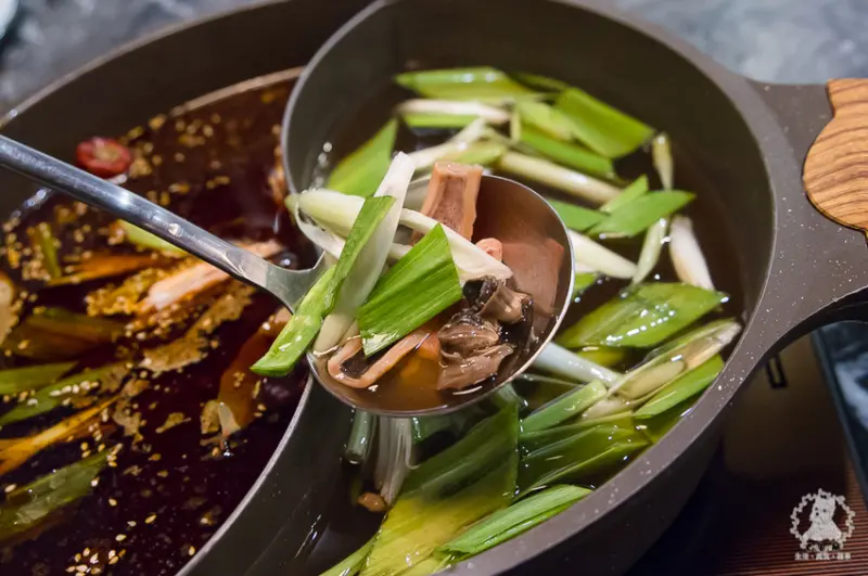 石撈麻辣鴛鴦鍋｜台北中山松江南京｜肉質不錯招牌魷魚螺肉蒜鍋湯頭更是鮮美十分驚豔，火鍋吃到飽高CP值推薦 - 卡爾茗 C.L.M.