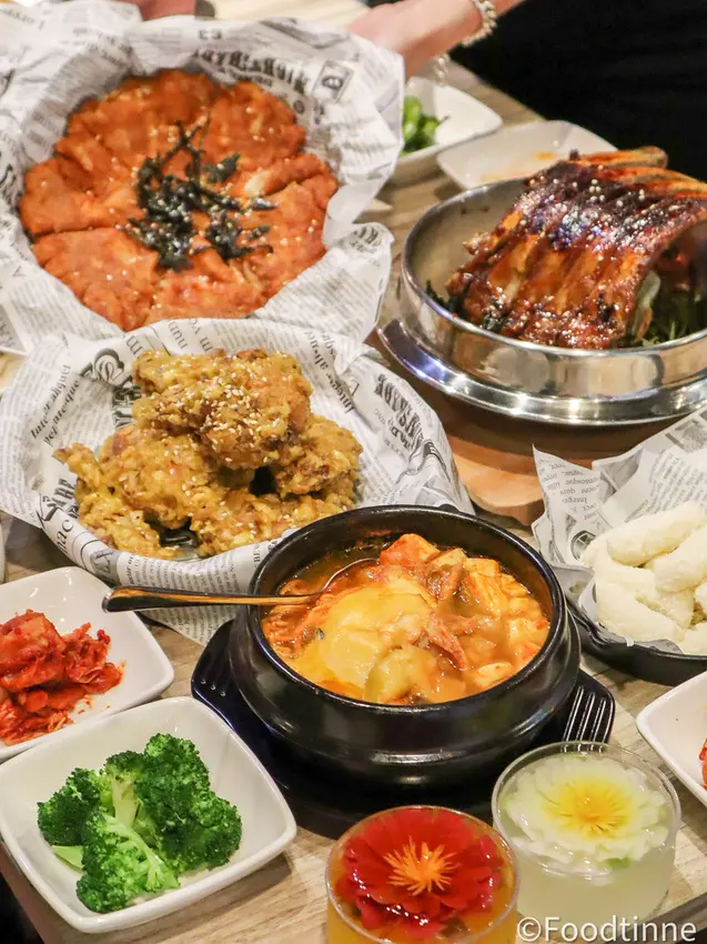 【阿家喜 韓式料理｜蘆洲美食】平價韓式料理 ｜小菜無限量供應 近蘆洲空中大學 新開幕 浮誇炙燒鬼爪拌飯 韓式豆腐鍋必點 蜂蜜蒜味炸雞推薦 附菜單