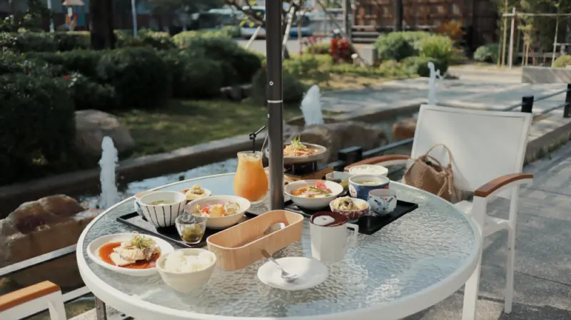 舞鶴昭日咖啡｜員林餐廳、咖啡廳｜日式定食與咖啡的結合，室內、戶外空間都舒適，有自家停車場，推薦給聚餐的朋友！