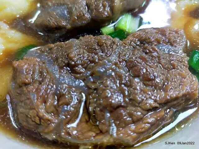 (華燈初上條通美食)「萬媽媽麵攤」--- 招牌「牛肉麵疙瘩」香濃好吃，外加老闆娘滿滿的人情味!