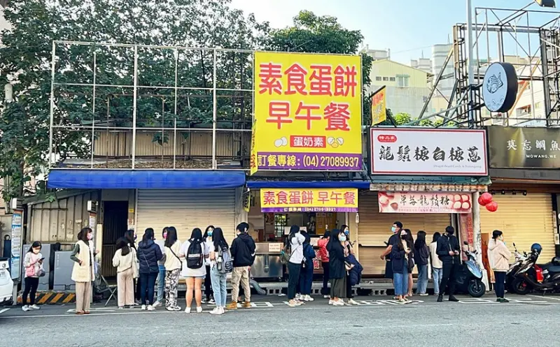 想吃請排隊！草莓龍鬚糖１人限購２盒，還沒開店客人搶拿號碼牌，逢甲商圈新美食、你吃過了嗎？