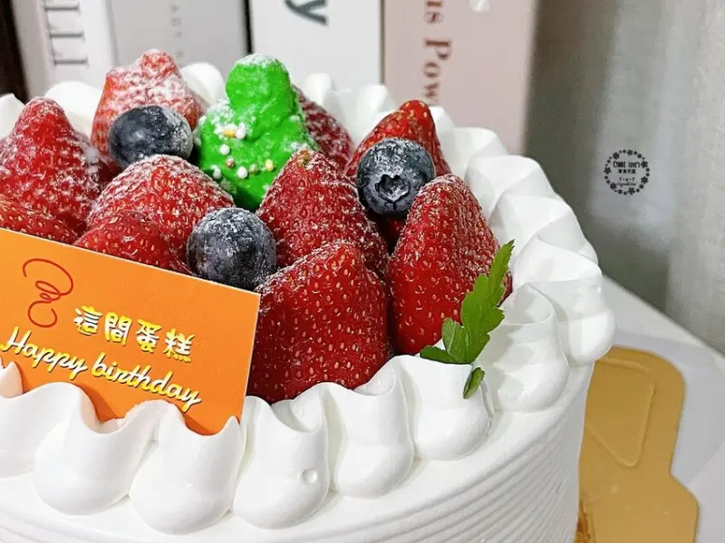這間蛋糕，草莓鮮奶油戚風蛋糕，滿滿又大顆的草莓，綿密香甜，草莓季預訂才吃得到