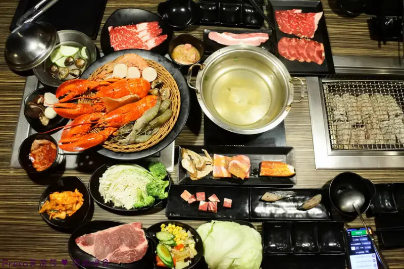 台南燒烤火鍋吃到飽【一燒十味昭和園】整尾肥美又鮮甜龍蝦火鍋端上桌！高檔牛豬肉品服務到位.宛如置身日本居酒屋用餐氛圍│安平店│團體聚餐│安平區美食 - Fresa芙芮莎♥莎旅憶食