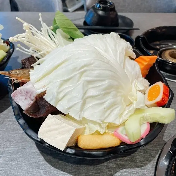 #食記 #淡水 #輕軌 #淡海輕軌 #濱海義山站 淡水最好吃的石頭火鍋 众醬涮涮鍋/石頭火鍋by部落客噹噹媽