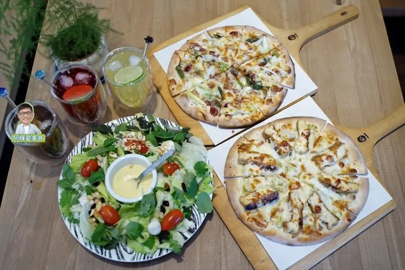 新竹|Family Pizza新竹市光復店。中西合併創新口味披薩挑戰你的味蕾。披薩盤上的麻辣臭豆腐、客家鹹豬肉好營業時間地址菜單