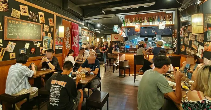 連平日都爆滿！沒訂位吃不到的超人氣居酒屋，必點干貝鮭魚子蒸蛋｜板橋炭吉郎居酒屋