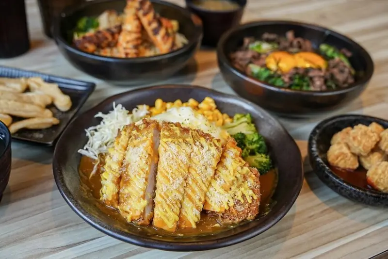 高雄美食｜炸蝦炸豬排酥脆好吃/平價丼飯咖哩味增湯無限暢飲/丼曲丼曲