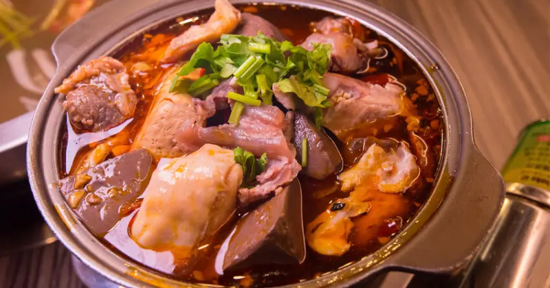 【臺南美食】精緻版的溫體牛湯頭更香更有層次｜招牌菜色麻辣牛腩臭豆腐｜私房牛腩咖哩飯｜溫體肉新鮮直送｜鍋底100元免費加湯~~鴻牛溫體牛肉鍋 - 南人幫