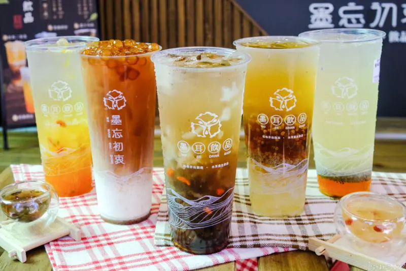咕溜木耳飲微甜脆彈，墨忘初衷墨耳冬瓜第二杯半價，墨耳飲品新店面期間限定！