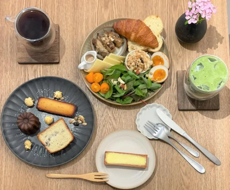 【土曜咖啡｜北投奇岩站】療癒人心的日系質感咖啡店｜手工甜點超好吃｜朝食餐盤飽足感十足｜喝咖啡之餘還能逛街購物