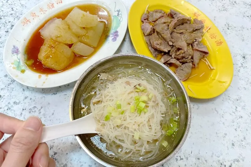 早上九點就營業的平價米粉湯,加入鯕魚鮮甜又好吃.萬華小吃推薦.♥香佳鯕魚米粉湯♥