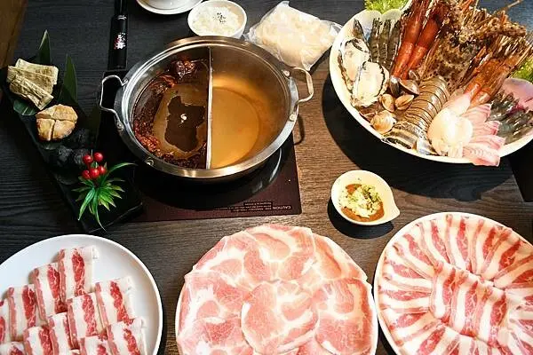 高雄市鼓山區高雄彭湃火鍋推薦【舞古賀鍋物專門店】回訪超多次，每次都能在餐點之中找到鮮甜、找到美味、找到幸福！高雄