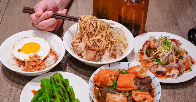 大里人私藏麵店！傳承太平市場30年「古早味餛飩麵」，手包溫體豬餛飩、銅板價豬油拌飯，搭配自製辣醬更涮嘴！- 艾薇覓食趣