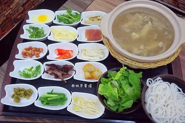 皓。砂鍋米線 ｜板橋特有！滇南砂鍋米線鍋，自由選擇配料倒入滾燙鍋中；還有重口味不能錯過的酸辣粉系列，越辣越好吃！