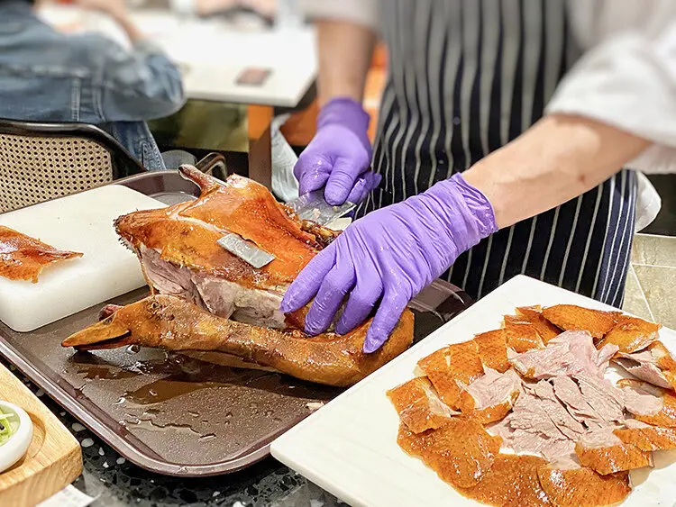 [新竹竹北] 上菜 片皮鴨專賣店，油亮亮宜蘭櫻桃鴨，喀滋喀滋鴨皮實在太好吃啦～～ 烤鴨 竹北遠百 菜單 價位