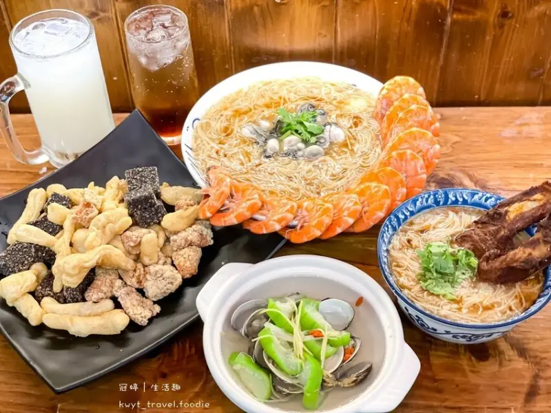 【享來初】新竹東門市場巨無霸美食推薦，4.3星高評價巨大豬肋排、整排鮮蝦，尬古早味麵線，午餐晚餐好選擇│菜單