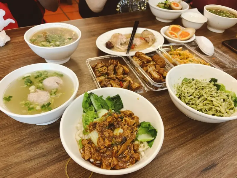 內湖食記｜喬記大湖麵館:內溝溪公園旁的平價眷村麵食/多款小菜35元一盒