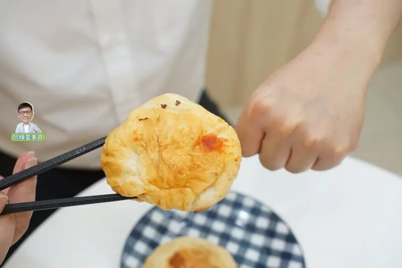 新竹|老黃家水煎包。手工現包現煎厚皮料多水煎包。超大顆只要18元。營業時間地址菜單