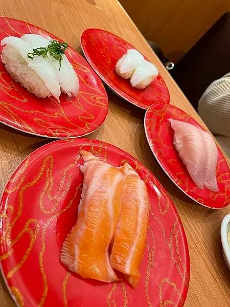 桃園中壢-高品質迴轉壽司也可以訂位阿!-合點壽司(華泰outlet店)