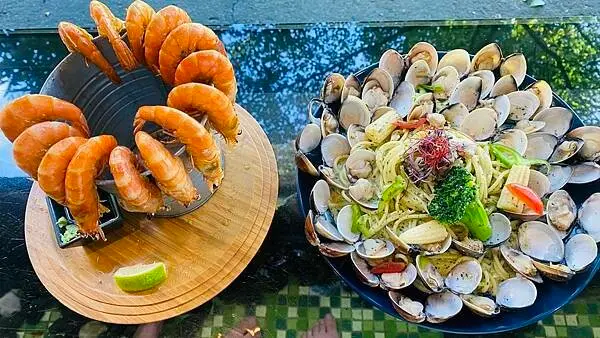 宜蘭超自然系的網美餐廳【流水森林】食尚玩家推薦/浮誇痛風系蛤蜊義大利麵/在大自然下享用美味餐點/頭城超chill必打卡餐廳