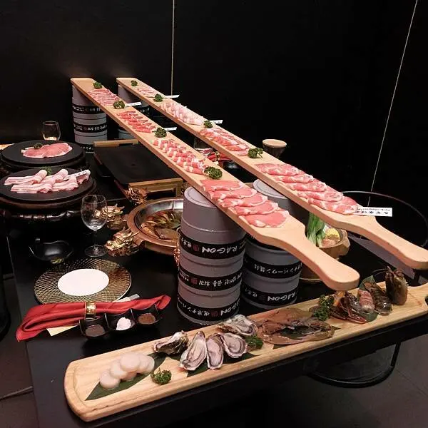 【台中火鍋燒烤】幸福金龍鍋-台中旗艦店～超浮誇火鍋、燒烤～還有免費韓式洗頭服務～台中火烤兩吃推薦～