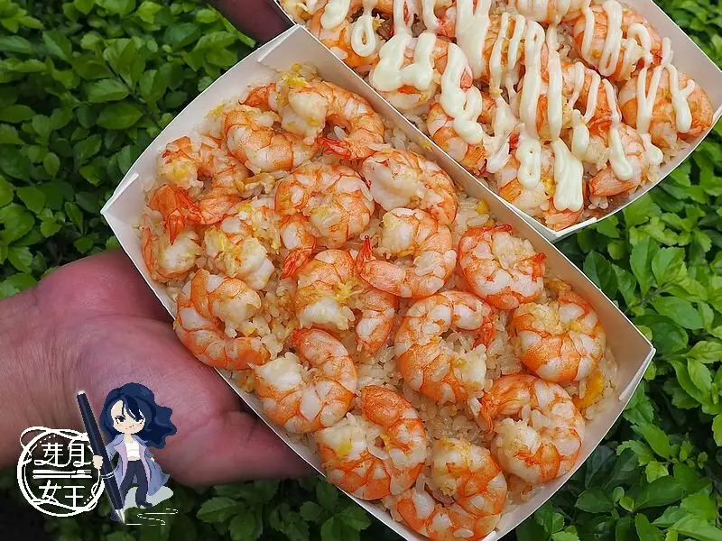 這真的蝦爆了，整整17隻現撥大白蝦炒飯舖滿了便當盒，現在不用跑台南，桃園就吃的到！