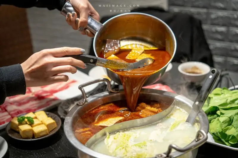 台北美食｜辣鼎記麻辣火鍋。原．辣上癮 麻辣鴛鴦～麻辣鴨血豆腐無限續加超過癮，不吃辣香菜皮蛋湯頭也必點
