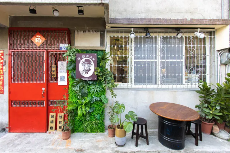 台中烏日，牛肉MAN~店裡除了賣麵還有咖啡與雜貨。 - 微笑Joe幸運