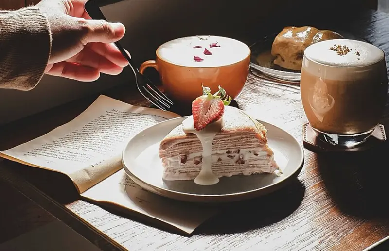 榮華街咖啡║老宅復古氛圍超慵懶，快來用咖啡香＋甜點徹底療癒下你的老靈魂吧！！