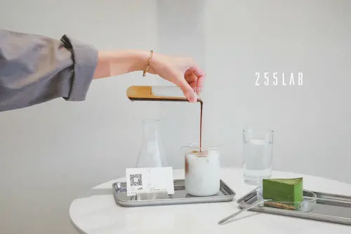 【北屯區/崇德路】用燒杯喝咖啡、用培養品吃點心就在 255LAB café ｜二五五咖啡實驗所