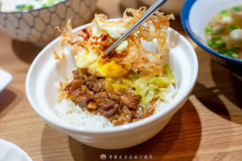 在地人都知道超過40年的老店，除了招牌炸蛋魯肉飯外，微辣的沙茶拌麵也是超好吃的｜布雷克出走旅行視界