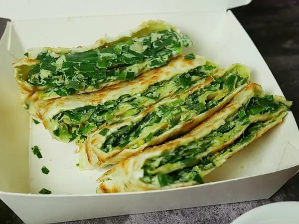 【三重/美食】三重巷弄中穩密小吃！愛吃韭菜的看過來，這家蛋餅給你滿滿的料，超脆口口感第一次吃到！和平大蛋餅