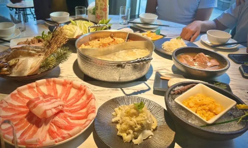 明星愛訪的騰爐！洲子街上的騰爐紅白鍋 喝湯就愛上