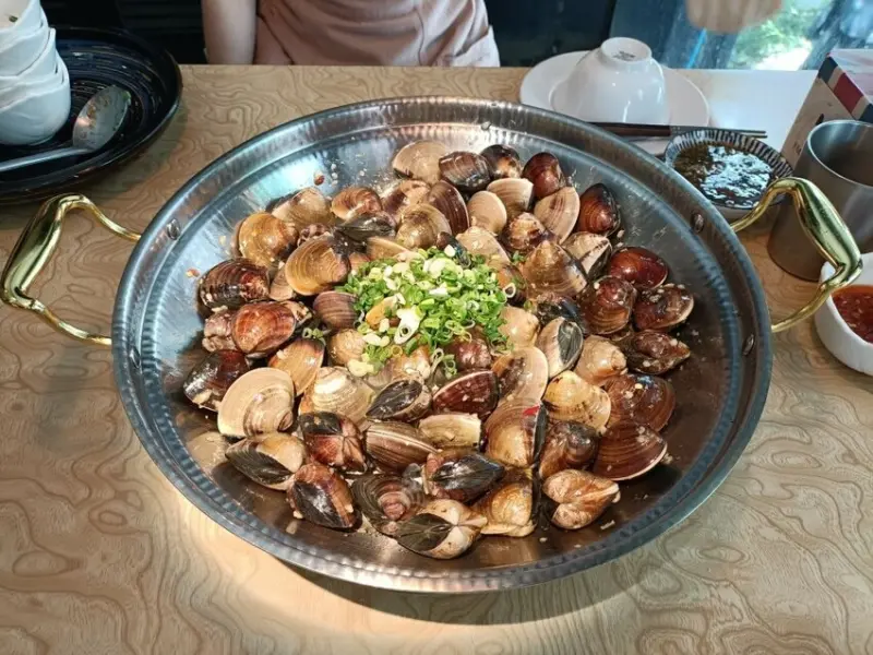 台北市大安區台北忠孝復興美食|忻殿堂~獨有叻沙卜卜蜆鍋，蛤蜊精挑細選國王尺寸~一級棒的啦!