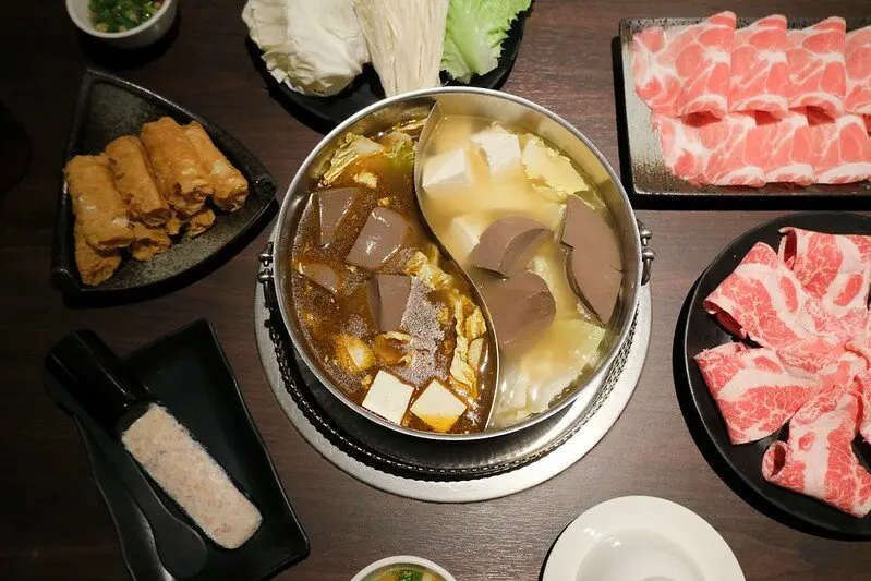 【台北大安區麻辣鍋】史大華精緻鴛鴦鍋，麻辣湯頭溫潤、麻而不辣，滿滿的鴨血和豆腐超過癮，豆腐和白菜還能免費續加，火鍋控必吃!(近捷運六張犁站)