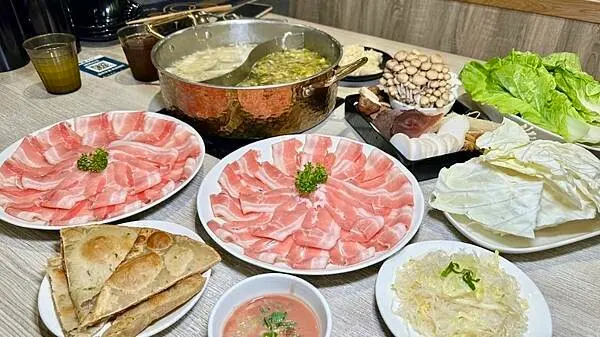 [林口美食] 東北之家酸菜白肉鍋-林口店 人均$450吃鴛鴦鍋！#林口火鍋 長庚醫院站美食 @蛋寶趴趴go