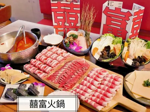 | 新莊火鍋 | 囍富火鍋．當月壽星送海陸肉肉蛋糕．費時熬煮湯頭，肉肉控大滿足！