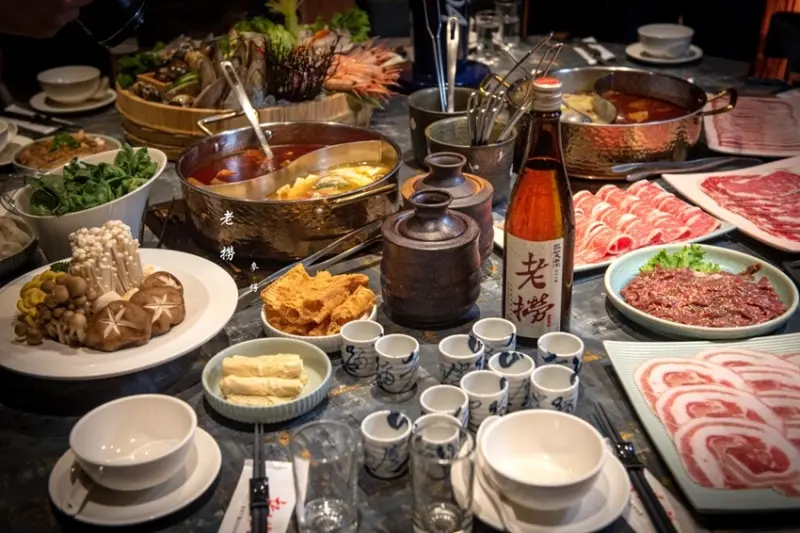 台北市松山區台北美食｜老撈麻辣鍋～台北新派火鍋私廚料理～紅透半邊天的『老撈』夜間食堂麻辣鍋推薦～胡椒豬肚雞鍋必點