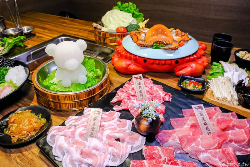 吃鍋免怕撈不到肉片與海鮮，圓砌鴛鴦升降鍋物，大小朋友嗨玩粉紅球池，超大泰迪熊等你拿！