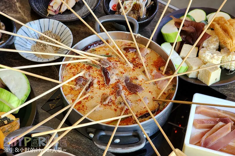 美術館附近超狂串串吃到飽，免費六種好喝湯頭不加價，還有螺螄粉湯頭！