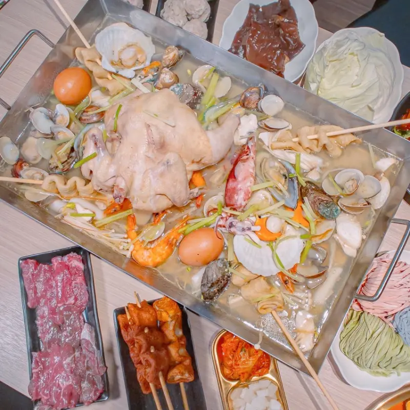 不用飛韓國也能吃到，經典釜山一隻雞、還多加一隻龍蝦，中和浮誇雞湯海鮮長型火鍋 | 【新北 中和區】부산 韓雞-龍蝦一隻雞 韓雞村