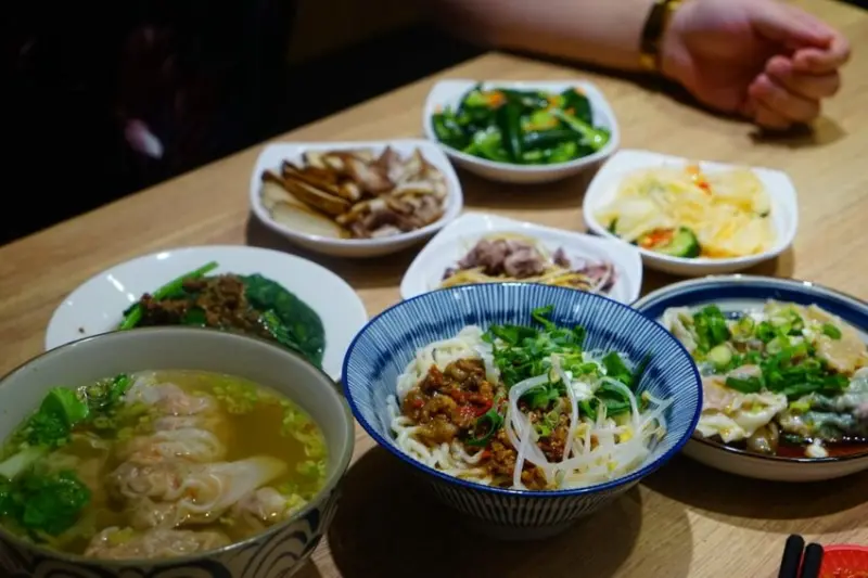 【游麵館 新竹中央店】母老虎辣椒醬 整隻鮮蝦大餛飩 老饕必嚐！新竹美食/竹北美食 - Cutier吃飯中 新竹竹北起家的「游麵館」，現在在巨城附近中央路上也能嚐到了！ 游麵館中央店，鄰近巨城之外，周圍